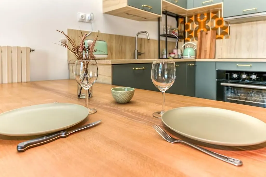 Esprit Vintage: Lit Double, Balcon, Wifi, Equipe+ Apartment Grenoble