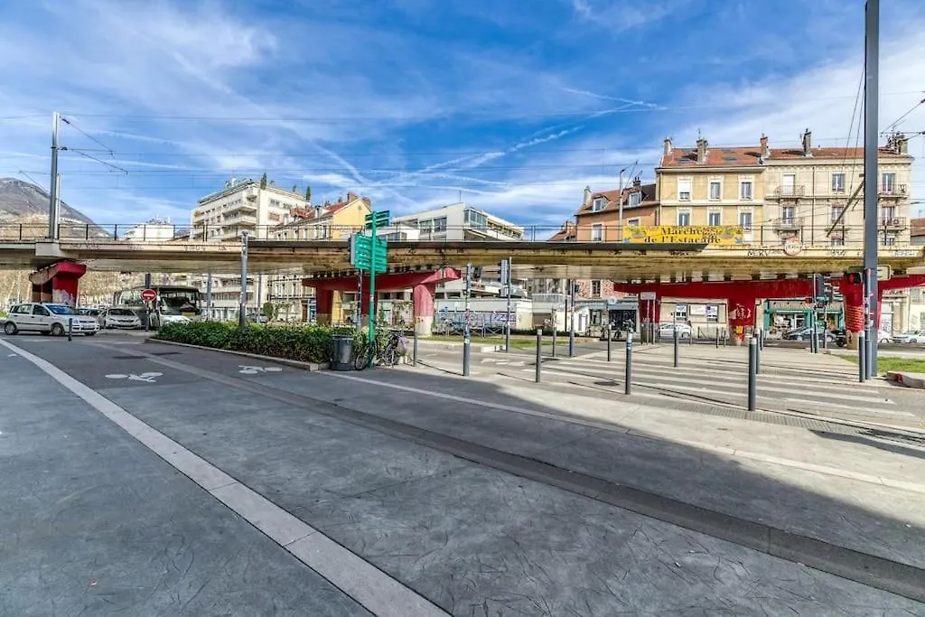 Esprit Vintage: Lit Double, Balcon, Wifi, Equipe+ Apartment Grenoble France