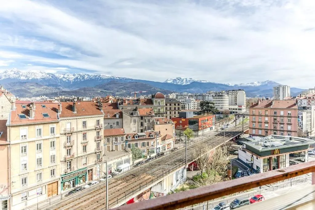 Esprit Vintage: Lit Double, Balcon, Wifi, Equipe+ Apartment Grenoble