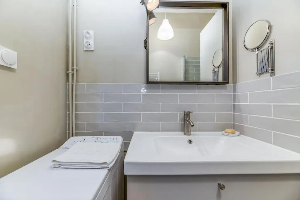 Esprit Vintage: Lit Double, Balcon, Wifi, Equipe+ Apartment Grenoble 0*,  France