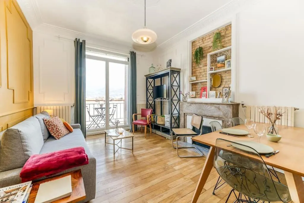 Esprit Vintage: Lit Double, Balcon, Wifi, Equipe+ Apartment Grenoble