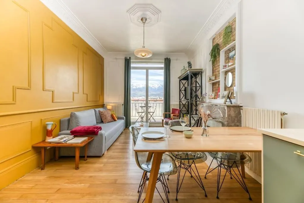 Esprit Vintage: Lit Double, Balcon, Wifi, Equipe+ Apartment Grenoble