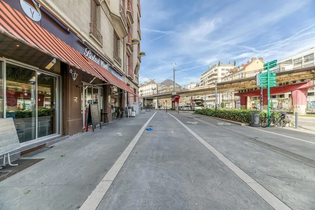 Esprit Vintage: Lit Double, Balcon, Wifi, Equipe+ Apartment Grenoble