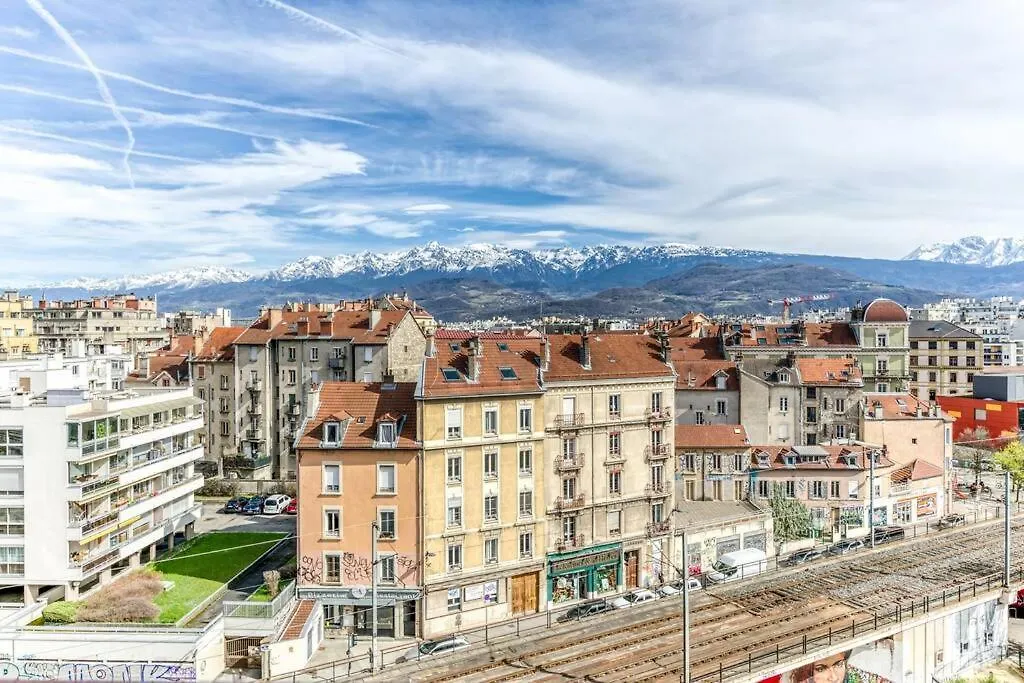 Esprit Vintage: Lit Double, Balcon, Wifi, Equipe+ Apartment Grenoble
