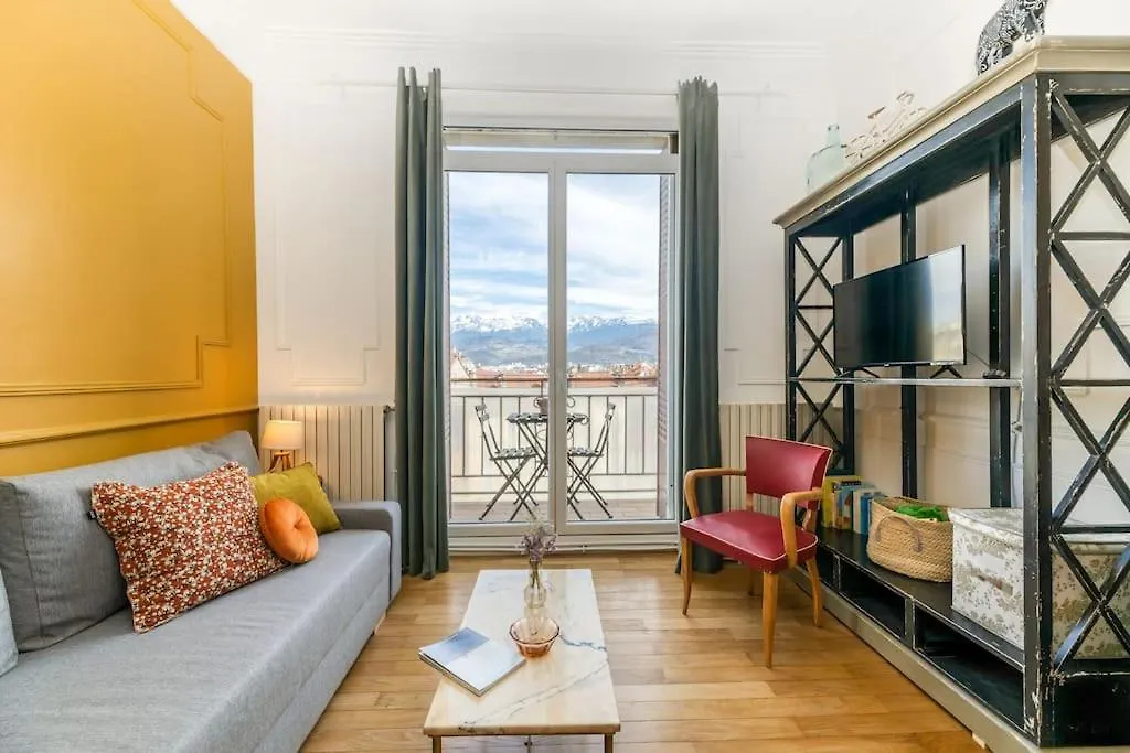 Esprit Vintage: Lit Double, Balcon, Wifi, Equipe+ Apartment Grenoble